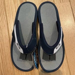NWT Oakley Men’s flip flops, Size 11